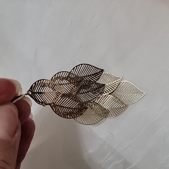 Dangle gold leaf earrings - Picture 3 of 4